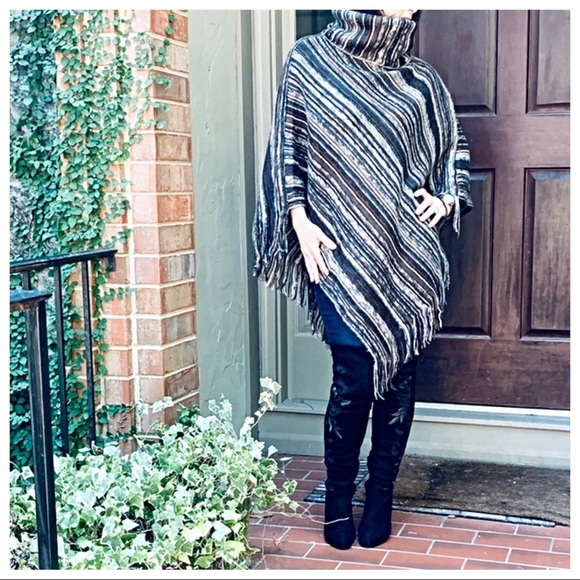 ✨LAST ONE ✨Beautiful multi print poncho - Picture 7 of 8